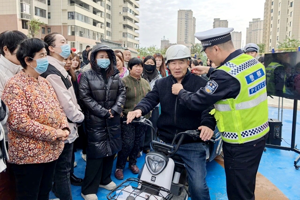 大荔交警开展“文明交通 携手共创”千村宣教主题活动。