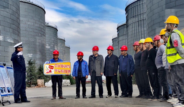 蒲城县公安局交通管理大队民警走进陕西国维淀粉有限责任公司,为企业员工开展警示教育活动。 蒲城县公安局交通管理大队民警走进陕西国维淀粉有限责任公司,为企业员工开展警示教育活动。