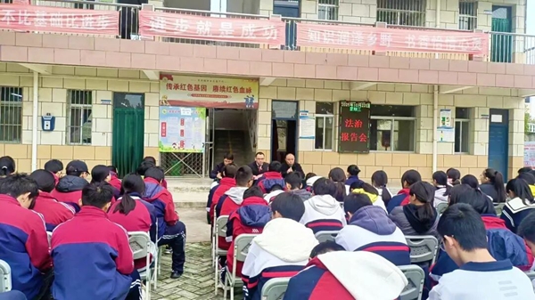 大荔法院双泉法庭的干警受邀前往双泉镇初级中学开展法治教育讲座。 大荔法院双泉法庭的干警受邀前往双泉镇初级中学开展法治教育讲座。