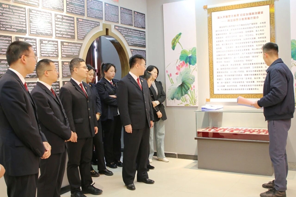 大荔检察青年干警理论学习班走进两宜镇廉政文化广场。