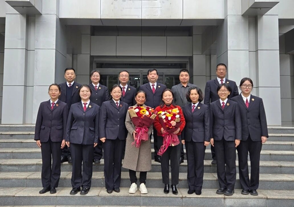 合阳县人民检察院举办退休干部欢送仪式。