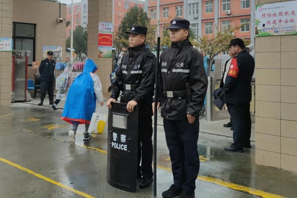 华州公安持续开展护学岗工作。