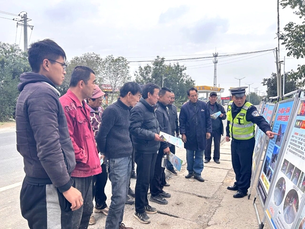 白水县公安局交通管理大队组织民警在雷牙村开展“千村宣教”道路交通安全教育宣传活动。