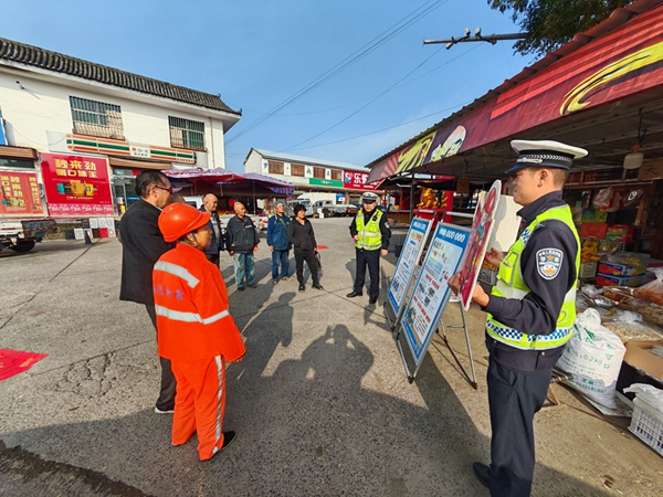 韩城公安交警走进农村开展交通安全宣传活动。