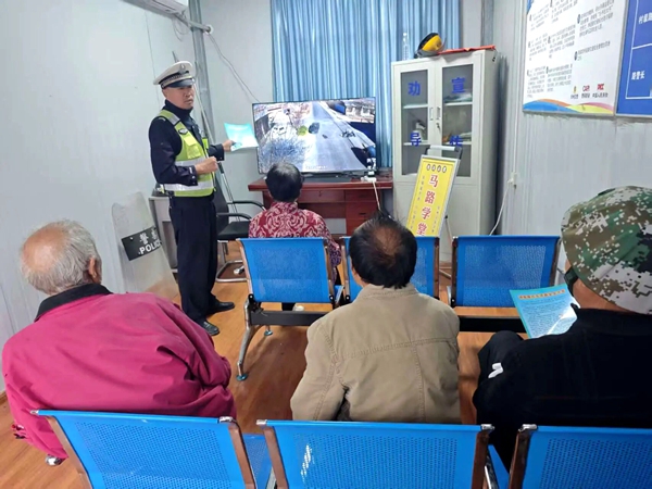 华州交警在执法站开展“一盔一带”整治宣传活动。