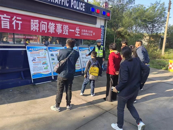 合阳交警依托执法检查站讲“交通安全课”。