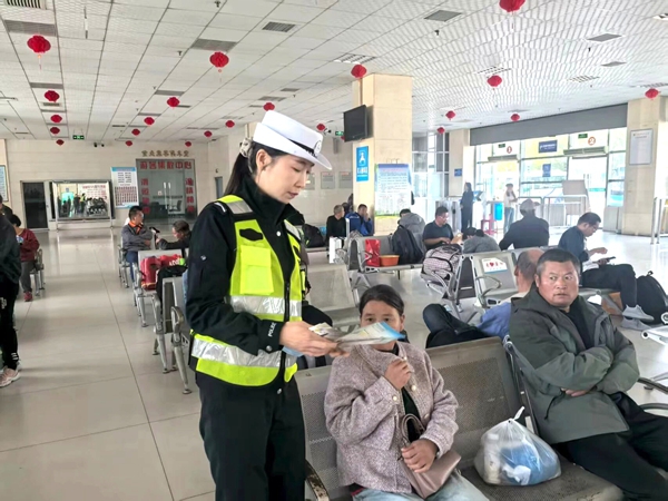 高新交警走进渭南市客运中心开展交通安全宣传活动。