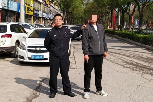 搭理民警抓获盗窃手机男子。