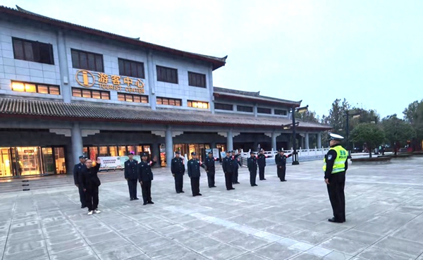 韩城公安交警为司马迁祠景区保安开展交通指挥手势培训。 韩城公安交警为司马迁祠景区保安开展交通指挥手势培训。