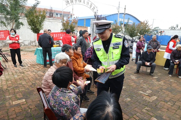 大荔交警走进羌白敬老院开展交通安全宣传活动。 大荔交警走进羌白敬老院开展交通安全宣传活动。