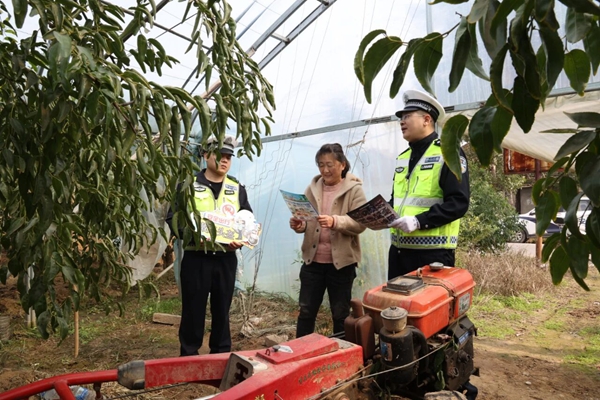 大荔交警走进羌白镇田间地头，开展 “保秋收 护安全” 交通安全宣传活动。