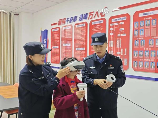 临渭公安环北路派出所组织社区民警深入八里店社区开展“情暖重阳 平安相伴”主题敬老关爱活动。