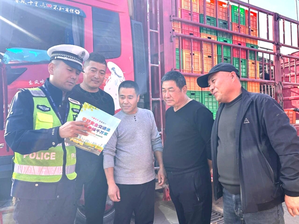 白水公安交警深入事故多发路段开展交通安全宣传活动。