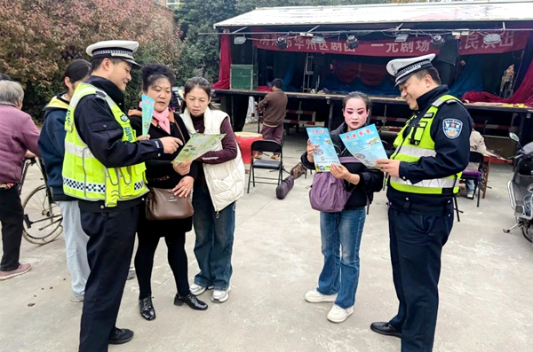 华州公安交警走进赤水镇江村讲交安。