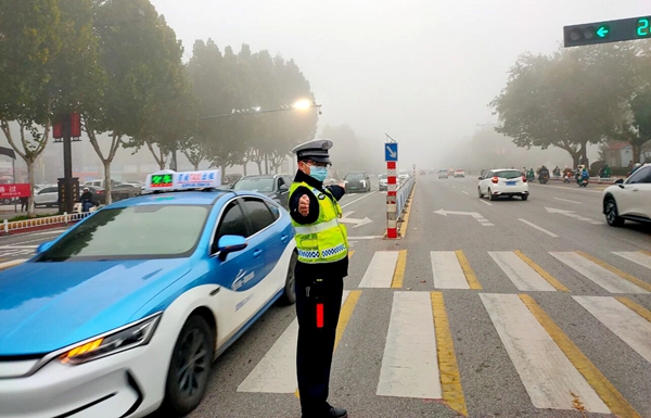 高新交警雾天执勤保畅通。