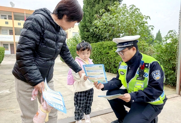 渭南高速交警走进幼儿园宣传交通安全知识。