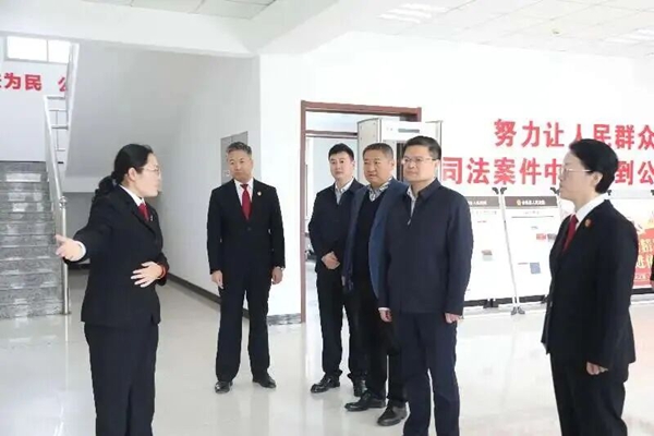 渭南中院党组书记、代院长赵进轩深入合阳县法院调研。