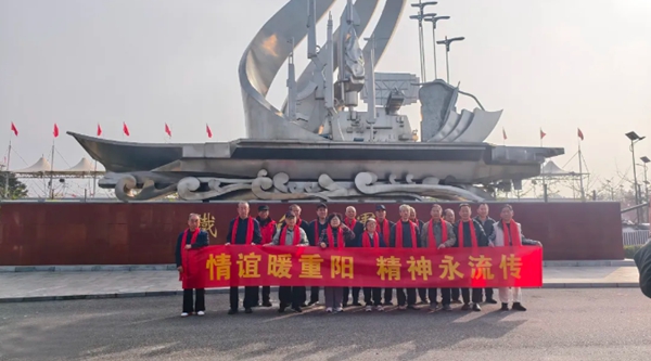 市检察院组织退休老干部参观军事博览园。