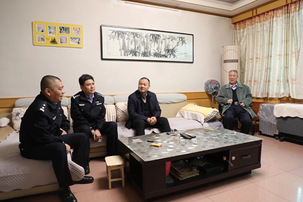 华阴公安走访慰问退休干部传递藏蓝温情。