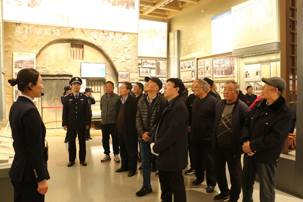 澄城公安组织退休老干部赴关中革命纪念馆参观学习。