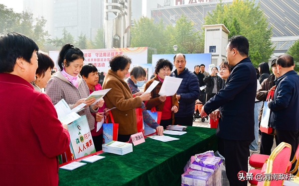 临渭区开展《中华人民共和国法治宣传教育法》集中宣传活动。记者 罗娜 摄