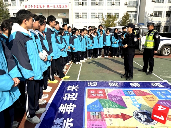 大荔县公安局交警大队与禁毒大队民警队走进同州中学,为师生带来一场“交通安全+禁毒防范”双主题安全课。 大荔县公安局交警大队与禁毒大队民警队走进同州中学,为师生带来一场“交通安全+禁毒防范”双主题安全课。