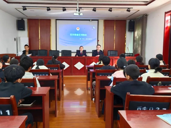 白水县人民检察院党组成员、副检察长,西固中心校法治副校长陈娟及检察干警走进西固中心校为师生带来法治讲座。 白水县人民检察院党组成员、副检察长,西固中心校法治副校长陈娟及检察干警走进西固中心校为师生带来法治讲座。