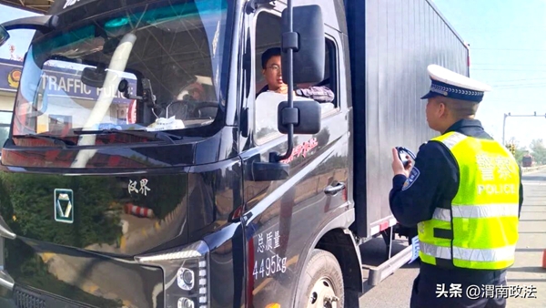 潼关公安交警依托执法检查站开展交通安全宣传活动。 潼关公安交警依托执法检查站开展交通安全宣传活动。