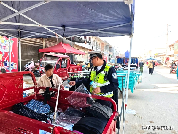 富平交警走进刘集镇施家集会宣传交通安全。 富平交警走进刘集镇施家集会宣传交通安全。