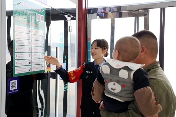 大荔交警深入辖区4S店及驾培机构宣传新政策。