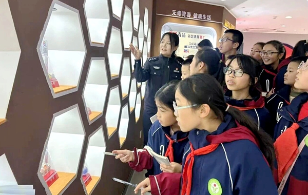 合阳公安邀请城关小学580多名师生走进县禁毒教育基地举办禁毒实践活动。
