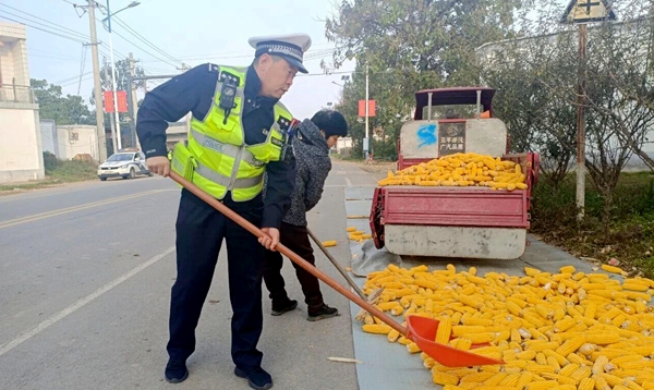 临渭交警及时处置占道晒粮行为，守护道路通行安全。