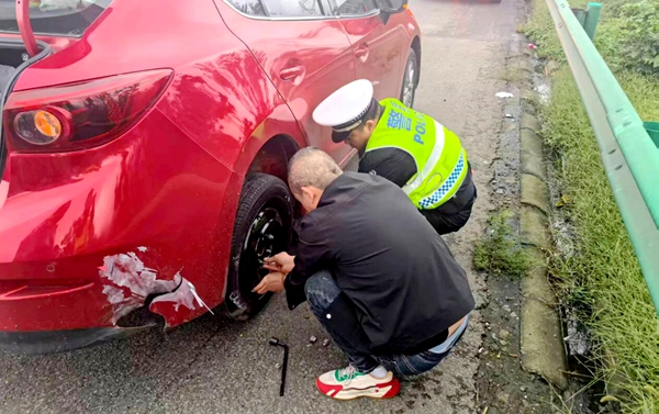 渭南高速交警及时救助爆胎车辆。