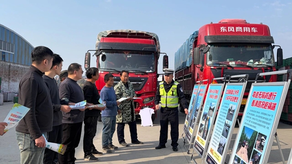 白水公安交通警深入重点果库企业开展交通安全宣传。