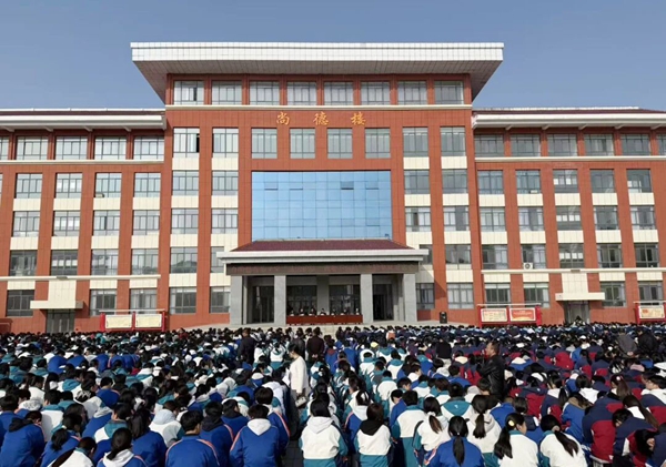 合阳县人民检察院检察干警先后走进合阳县有莘中学与城关第二小学开展系列法治宣讲活动。