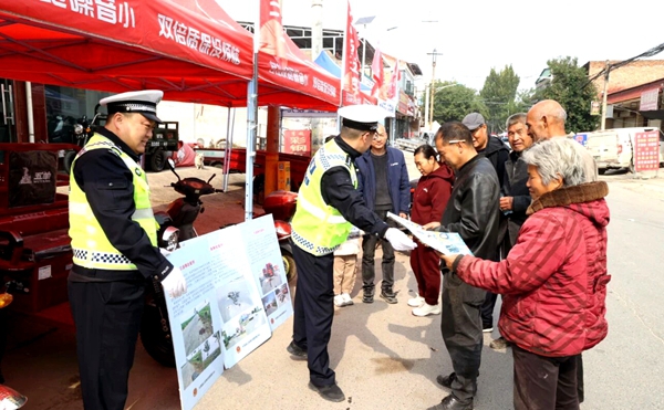 大荔公安交警开展“文明交通 礼行天下”交通安全宣传活动。