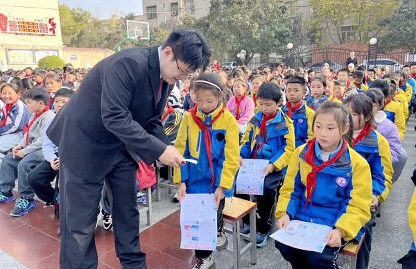 白水法院进校园开展法治宣传活动。