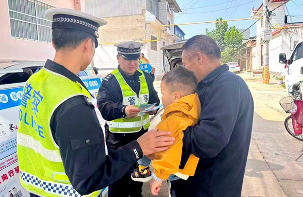 韩城交警开展“千村宣教”主题宣传活动。