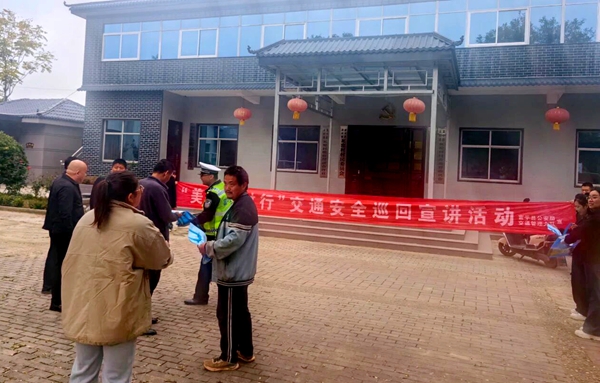 富平交警走进辖区瓦窑村开展“千村宣教” 交通安全宣传活动。