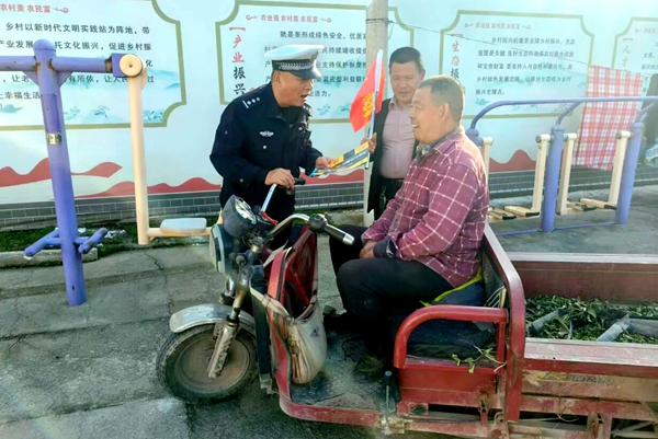 大荔交警开展 “一盔一带” 交通安全宣传活动。