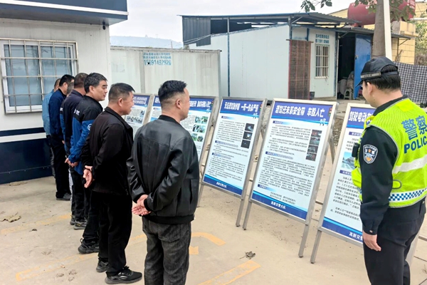 高新交警在辖区大寨村开展“乡村学堂”交通安全宣传活动。