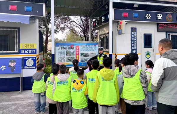渭南高速交警为同学们讲交通安全教育课。