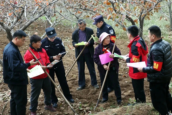大荔公安冯村派出所联合段家镇政府组深入生产生活一线开展平安建设宣传活动。