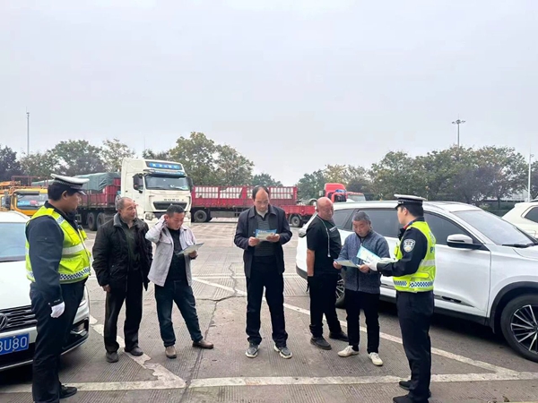 渭南高速交警在韩城服务区组织开展秋冬季交通安全宣传活动。
