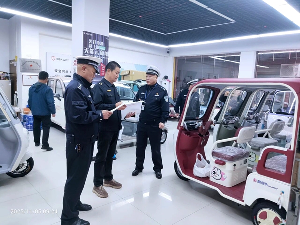 大荔公安交警联合多部门开展电动自行车门店走访检查活动。