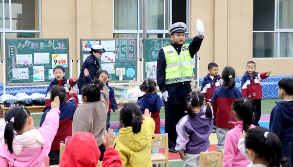 大荔交警走进辖区幼儿园开展交通安全宣传活动。