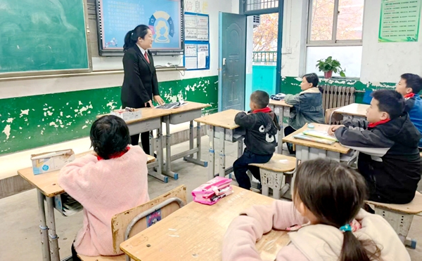 韩城法院桑树坪法庭开展普法进校园活动。