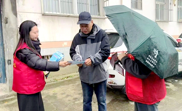 华阴市人民检察院携手杜峪河社区开展“敲门普法”活动。