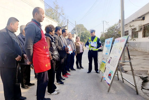 蒲城交警开展交通安全宣传活动。