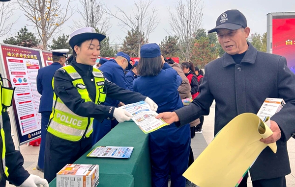 白水公安交警借力“119”消防宣传月开展交通安全宣传。